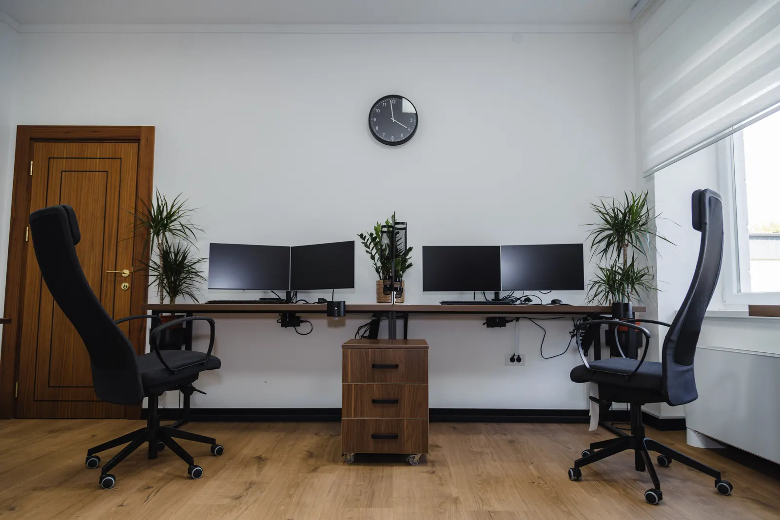Radni prostor Loggers Lounge: dve stanice sa po dva monitora