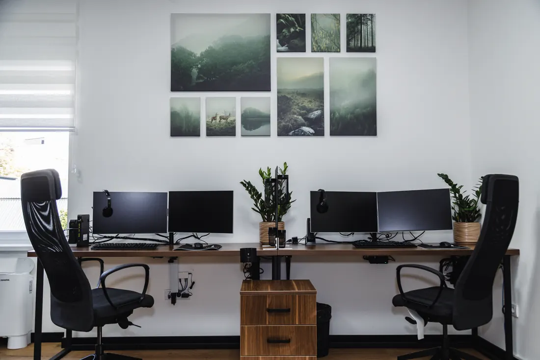 Dock stanice sa duplim monitorima uz prozor